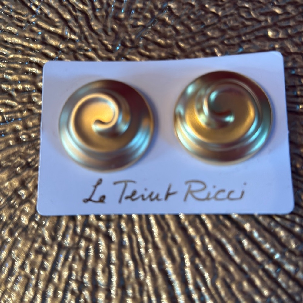 Le teint Ricci gold clip earrings NWT